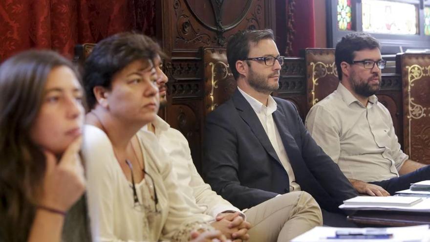 La teniente de alcalde Neus Truyol (primera a la izquierda), ayer en el pleno.