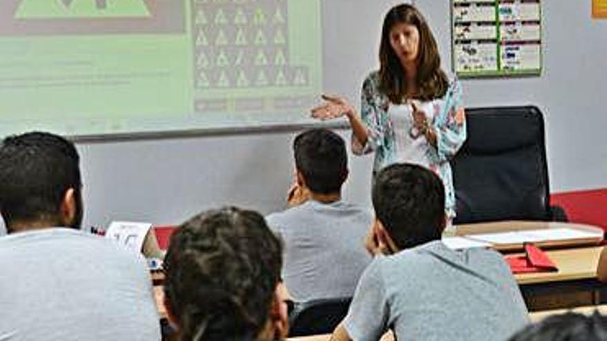 Alumnos de una autoescuela en una clase teórica.