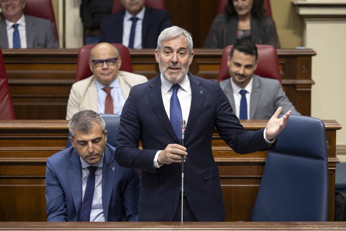 El presidente de Canarias, Fernando Clavijo (c), responde a preguntas de los diputados en presencia del vicepresidente, Manuel Domínguez (i, delante), y los diputados de Coalición Canaria José Miguel Barragán (i, detrás) y David Suárez (d, detrás), durante el pleno que celebra este martes el Parlamento autonómico.