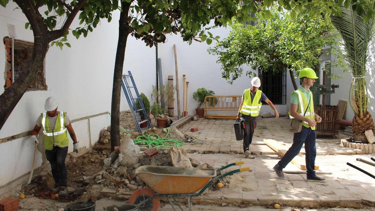 Un grupo de operarios trabaja en el patio de Los Limones de la Casa Museo del Inca Garcilaso.