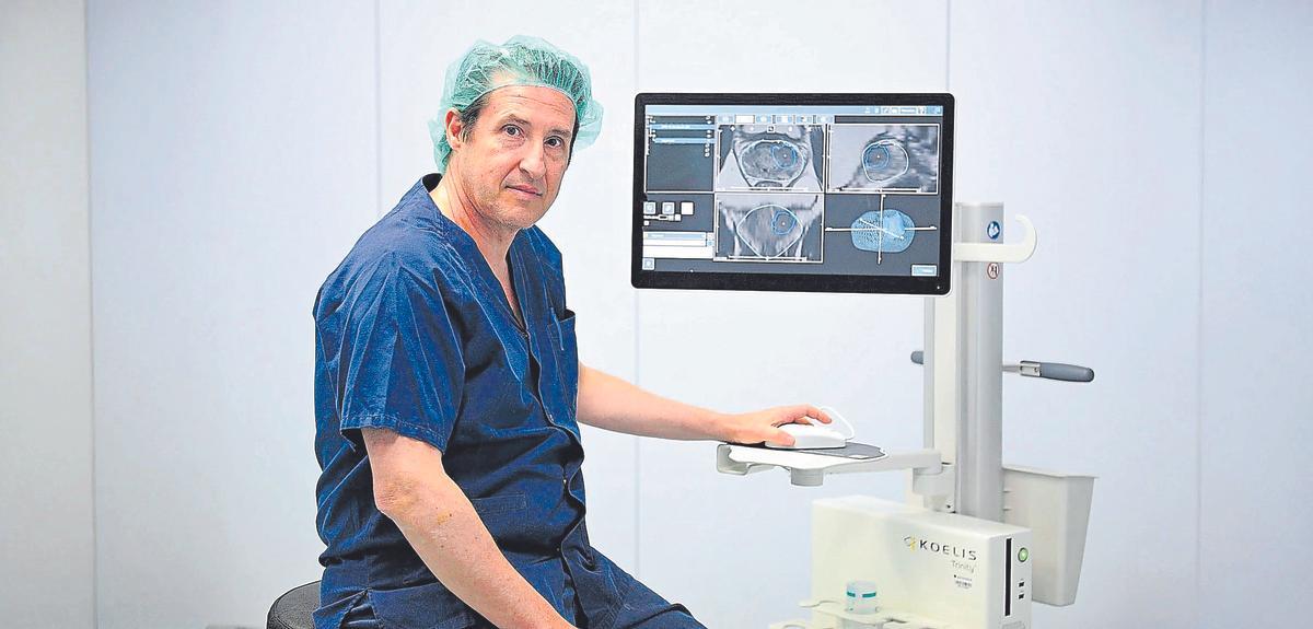 El doctor Juan Pablo Burgués con el equipo de Biopsia por fusión.