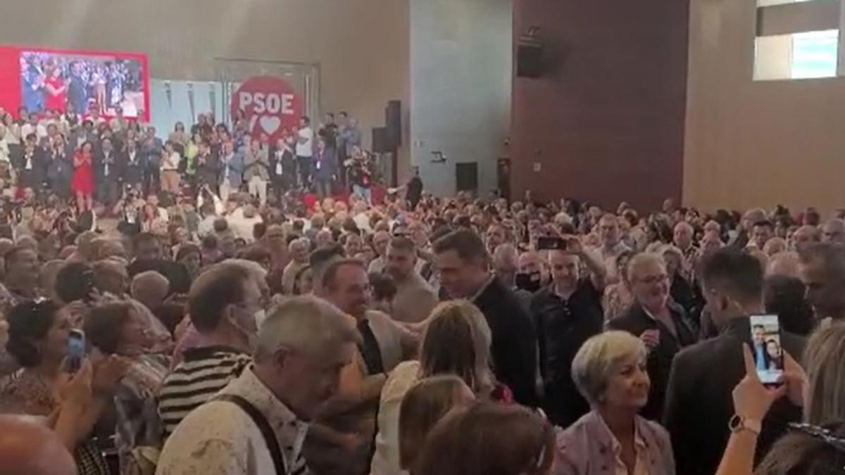 Pedro Sánchez, aclamado entre la multitud socialista antes de su intervención tras el Consejo Político Federal del PSOE