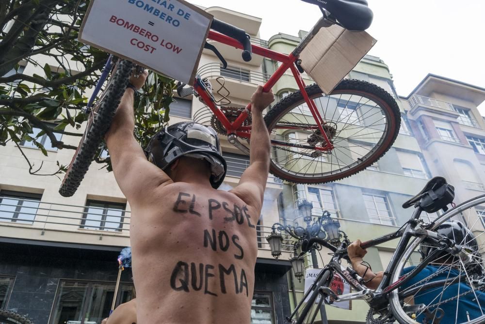 Los bomberos protestan en bicicleta y ropa interior por las calles de Oviedo