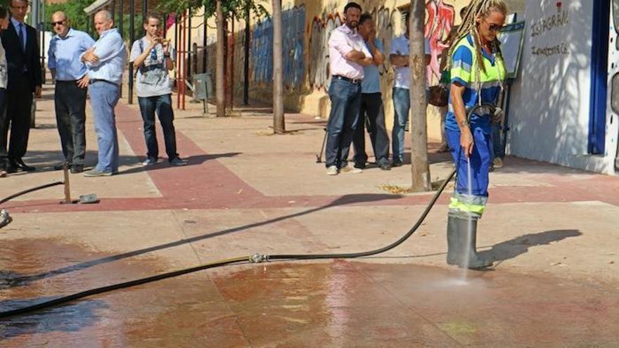 Juan José Denis, Pablo Temboury, de Emasa, y el concejal de Medio Ambiente, Raúl Jiménez, atentos a las primeras pruebas.