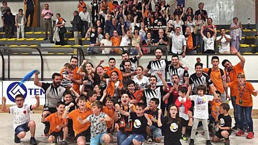 Els jugadors del Corredor Mató Palafrugell festejant el retorn a l&#039;OK Lliga amb l&#039;afició.