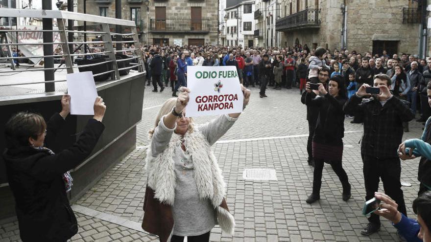 Miembros de la asociación Covite protestan en Alsasua.