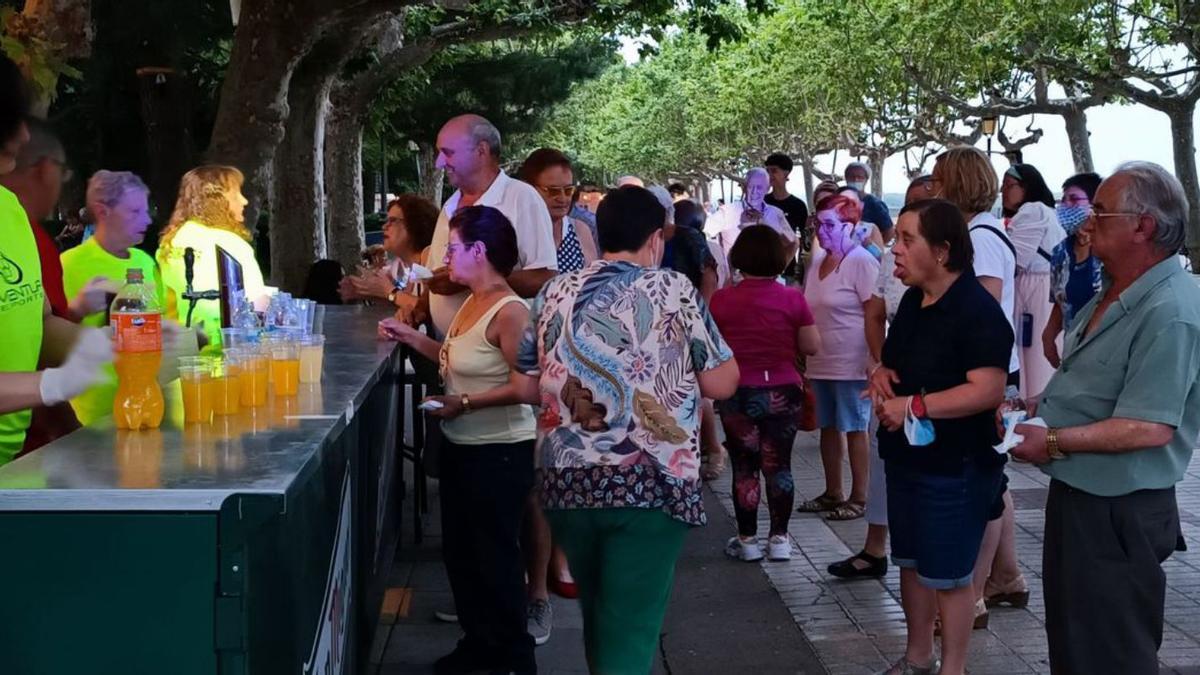 Participantes refrigerándose entre baile y baile en los paseos de la Mota.