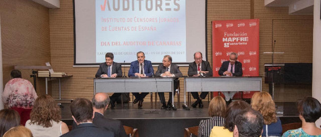 De izquierda a derecha, Corviniano Clavijo, Juan Luis Ceballos, Rafael Díaz, José Carlos Naranjo y Juan Antonio García, ayer en el Día del Auditor.