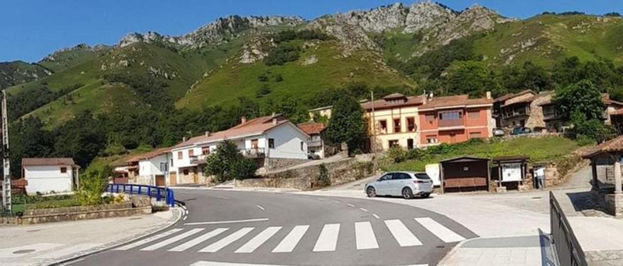 La localidad de Villamorey, en Sobrescobio, con la plaza que será reformada en la zona izquierda. | L. M. D.