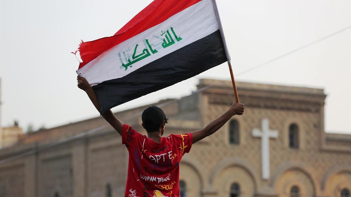Un manifestante sostiene una bandera en la plaza Tahrir de la capital iraquí de Baghdad, durante las protestas de 2019 contra el Gobierno.