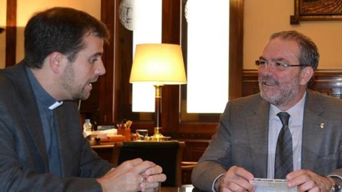 El obispo de Solsona, Xavier Novell, conversa este martes con el presidente de la Diputación de Lleida, Joan Reñé.