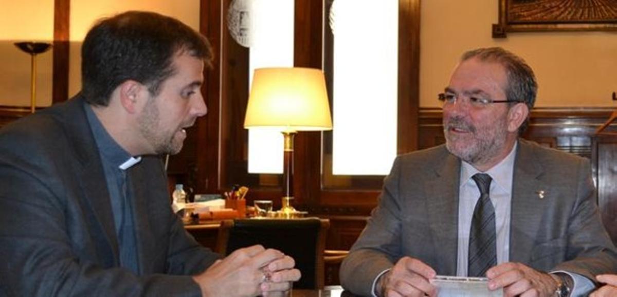 El bisbe de Solsona, Xavier Novell, conversa aquest dimarts amb el president de la Diputació de Lleida, Joan Reñé.