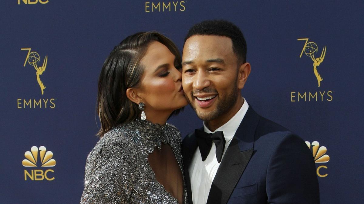 Chrissy Teigen y John Legend en el photocall de los premios Emmy 2018