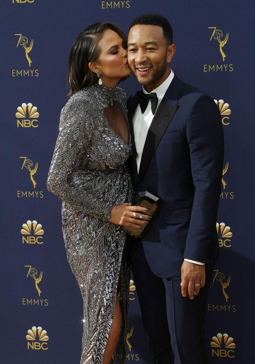 Chrissy Teigen y John Legend en el photocall de los premios Emmy 2018