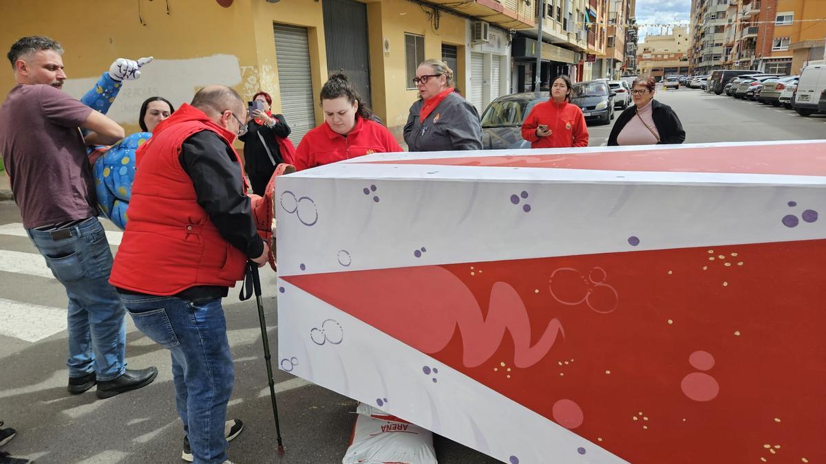 Miembros de la falla Pere Morell durante la "plantà" de las Fallas 2025.