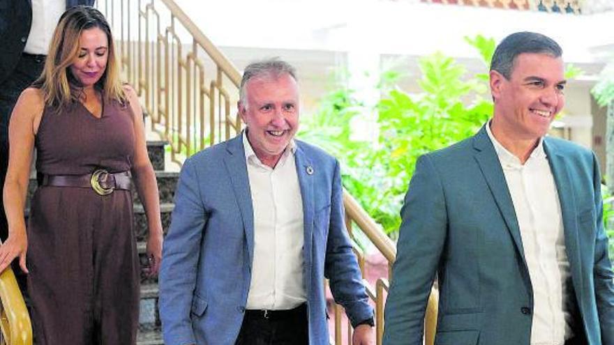 Dolores Corujo, Ángel Víctor Torres y Pedro Sánchez, ayer, en el Cabildo de Lanzarote.