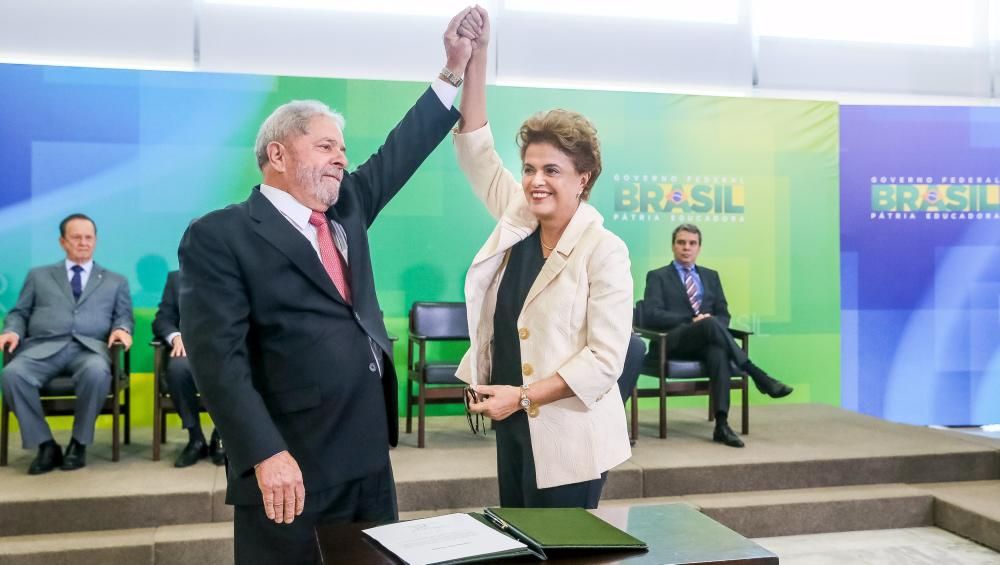 Cientos de brasileños se han concentrado a las puertas del palacio en el que Lula da Silva tomaba posesión como nuevo ministro del gabinete de Rousseff.