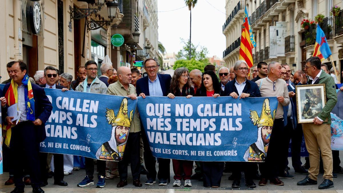 Acto de Juristes Valencians frente a las Corts, el pasado viernes.