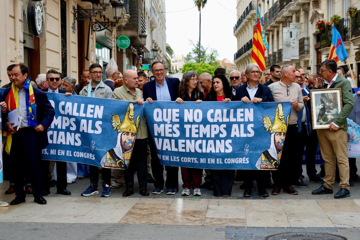 Acto de Juristes Valencians frente a las Corts, el pasado viernes.