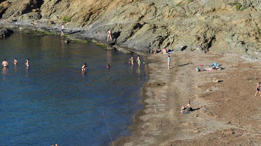 Banyistes a la Cala Cap Ras a Llançà