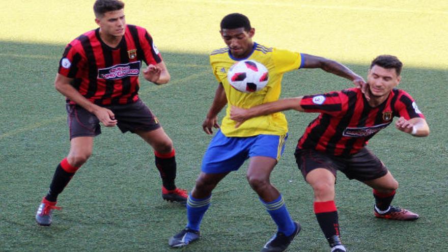 Una jugada del partido jugado en el Alfonso Silva, entre el Viera y el Cádiz B.