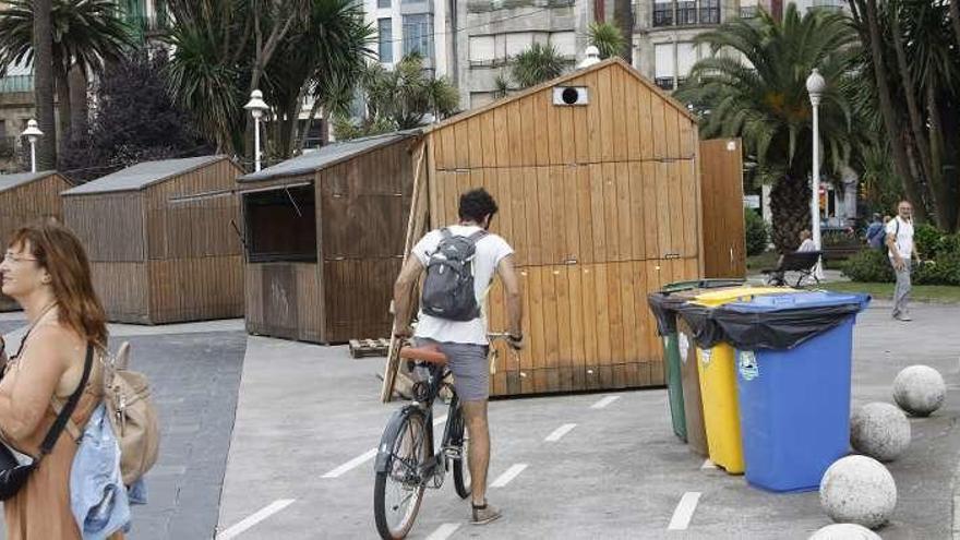 Las casetas del festival sidrero obstruyen el carril bici