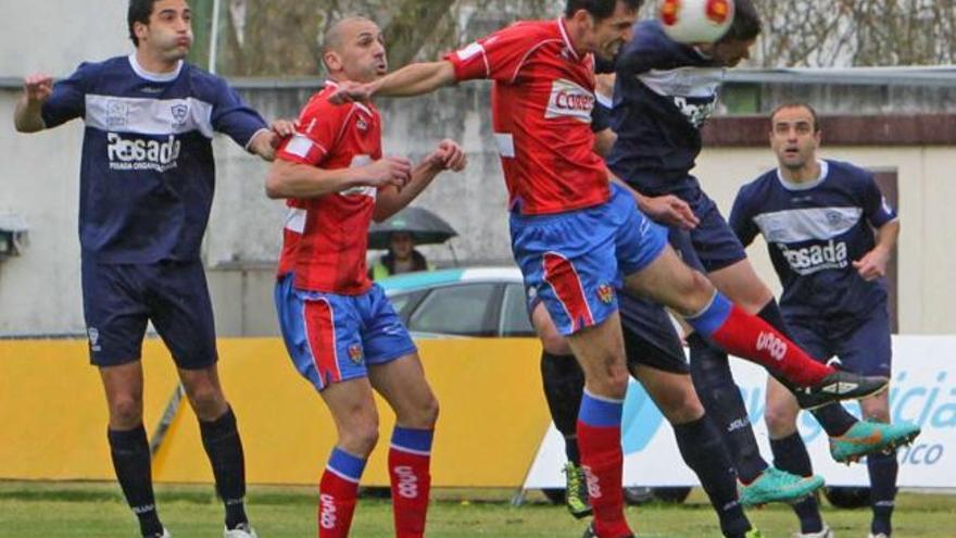 Óscar Martínez observa el testarazo de Capi en el partido contra el Marino. // Jesús Regal