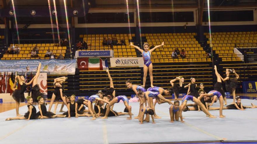 Tres momentos del Festival del Colegio Arenas en el Centro Insular.