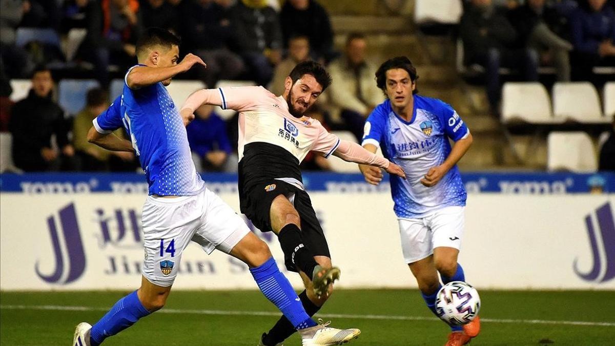 El defensa croata del Lleida Simic disputa el balón con el blanquiazul Ferreyra