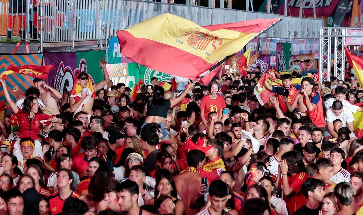 Imágenes del ambiente del partido de España en Santa Cruz