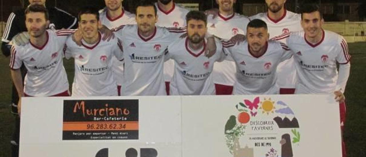 El último once inicial del año de la UE Tavernes. El equipo cayó 0-1 en casa ante el CD Contestano.