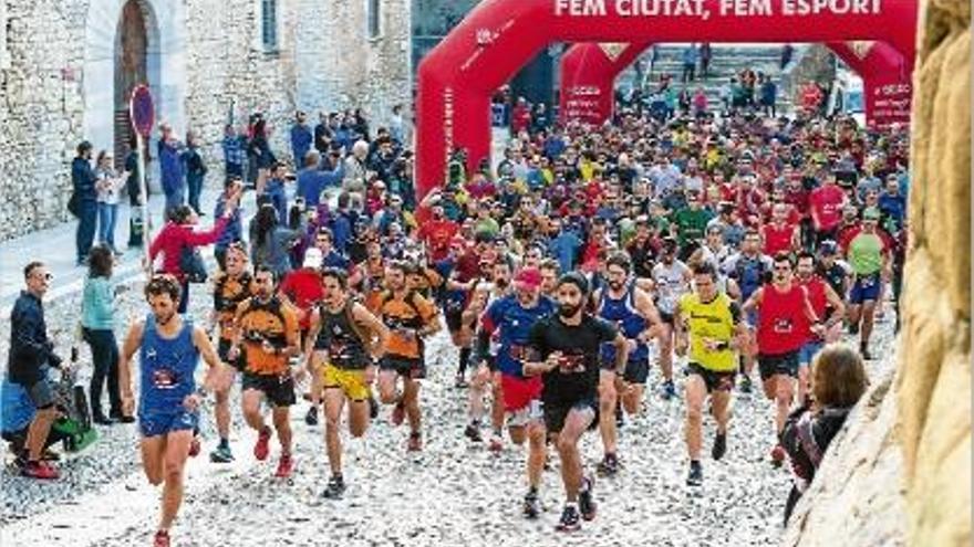 El moment de la sortida ahir a la plaça Sant Domènec de la cinquena edició de la Cursa de Muntanya de Girona.