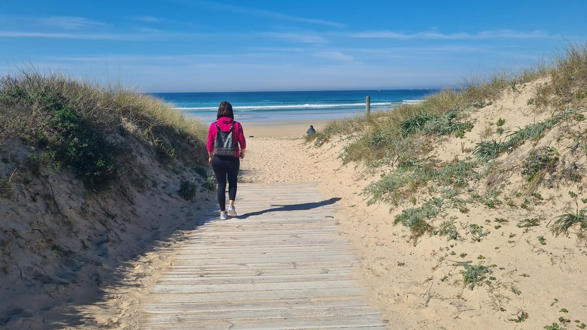 Una de las rampas de acceso a la playa.