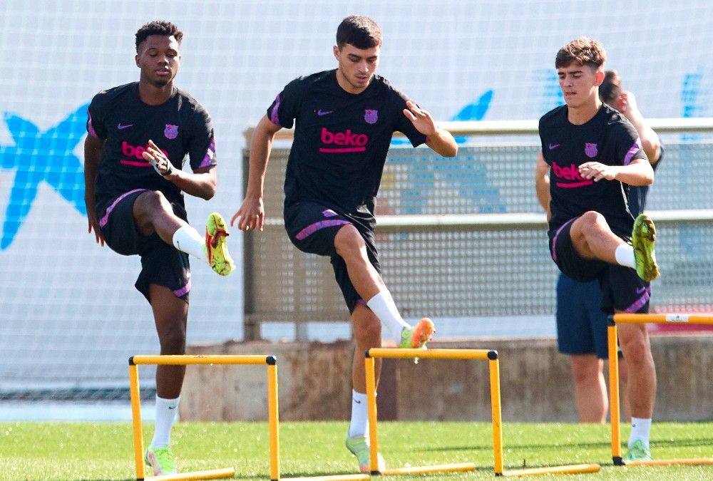 Pedri, Ansu y Gavi en un entrenamiento con el FC Barcelona