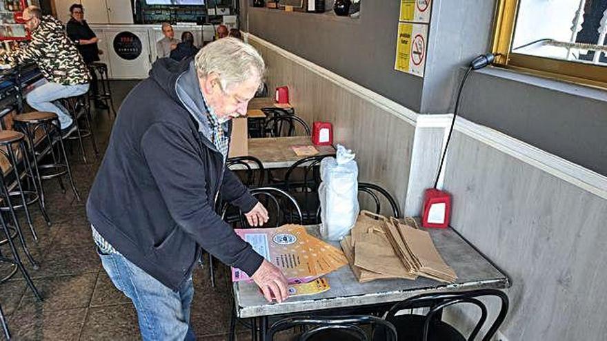 Uno de los encargados del Áncora, un bar de la avenida de Navarra, muestra el material que les ha facilitado el Concello.