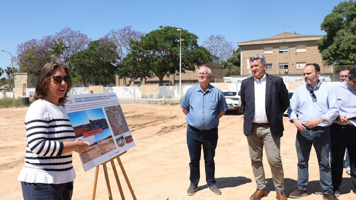 Cierre del punto de acopio de escombros en Paiporta por el conseller Vicent Martínez Mus y el alcalde Vicent Ciscar.