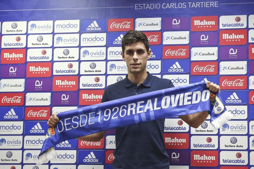 Presentación de Gil, nuevo jugador del Real Oviedo, en el Tartiere