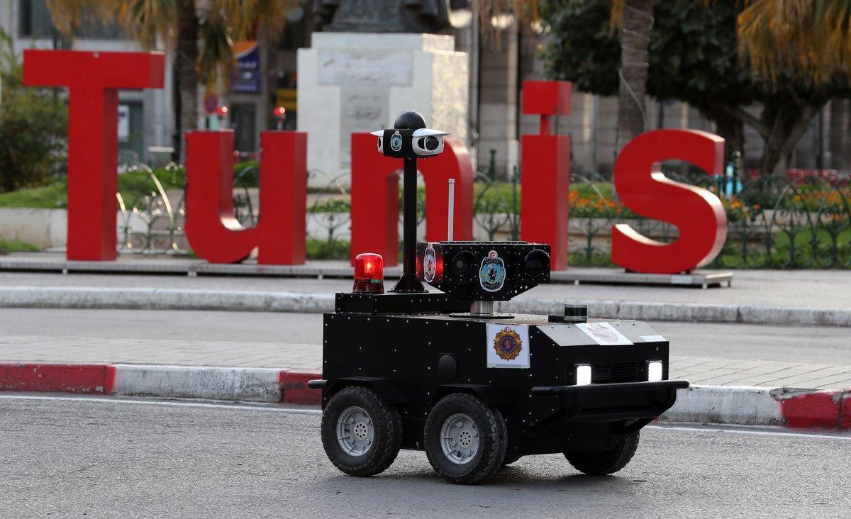 Tunis (Tunisia), 01/04/2020.- A Tunisian Police PGuard robot calls residents to respect a quarantine order, in Tunis, Tunisia, 01 April 2020. The Tunisian interior ministry is using new technologies, an unmanned robot or ’land drone’ produced by a Tunisian start-up, to enforce the nationwide lockdown, reports state. The P-Guard robot is equipped with four Full HD infrared cameras, a 360-degree thermal camera, a GPS and a laser telemetry system and has autonomy of eight hours. Countries around the world implemented measures to stem the widespread of the SARS-CoV-2 coronavirus that causes the COVID-19 disease. (Túnez, Túnez) EFE/EPA/MOHAMED MESSARA