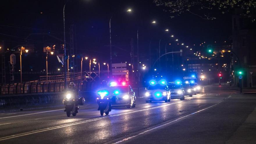 Patrullas policiales en una de las rutas de agradecimiento a la ciudadanía, en la calle El Muelle.