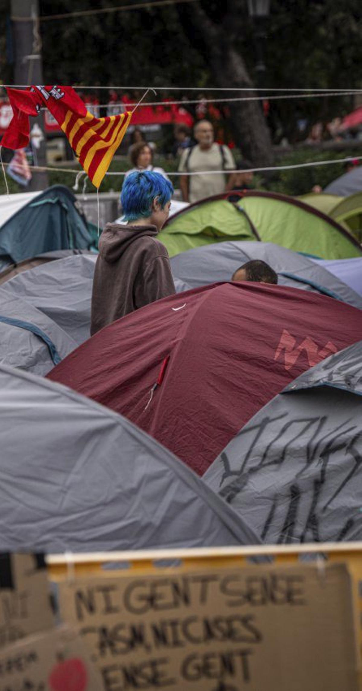 Les acampades es mantenen amb crides a la vaga general