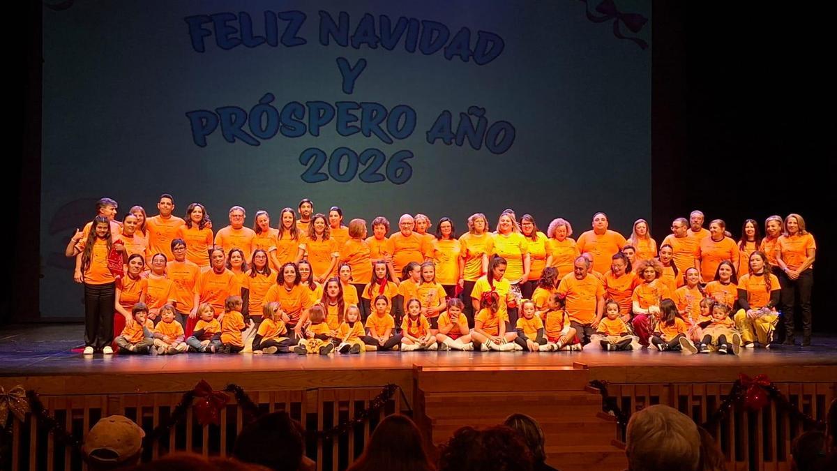 Los participantes en la gala solidaria de baile