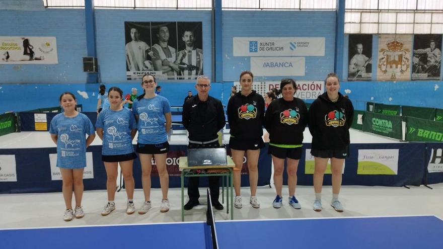 Lucía Graña, Montse Barrera y María Pena, a la derecha, antes un partido.