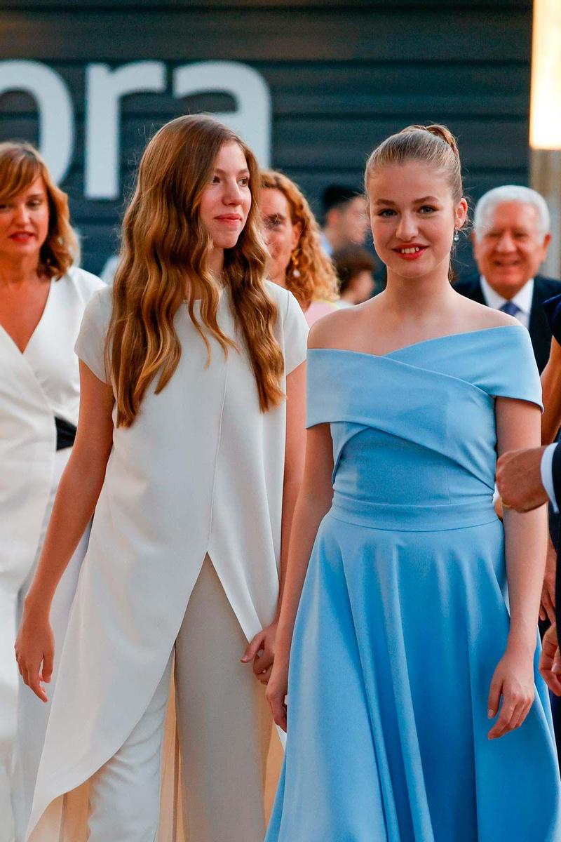 Siguiendo los pasos de su madre, la infanta Sofía y la princesa Leonor prescinden de manicura