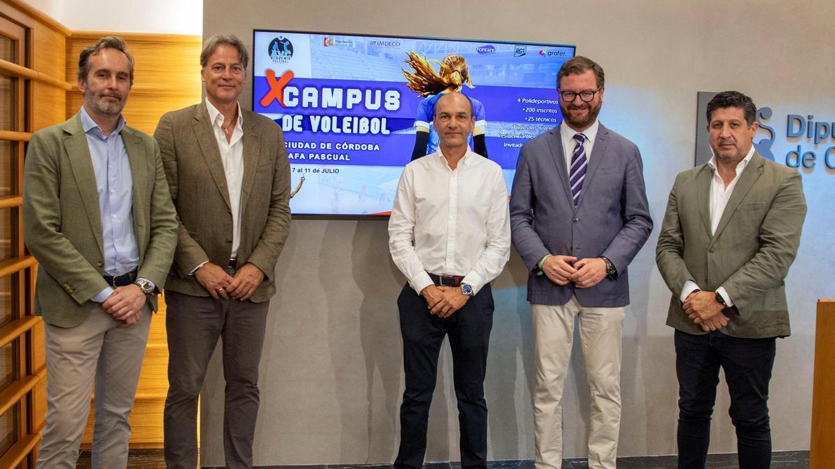 Tendero, Pascual, Vargas, Martín y Del Rey, en la presentación del Campus de Voleibol Ciudad de Córdoba