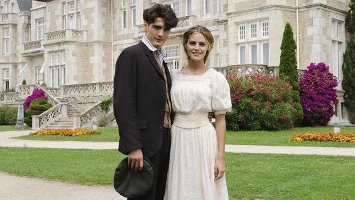 Amaia Salamanca y Yon González, en la serie de A-3 'Gran Hotel'.