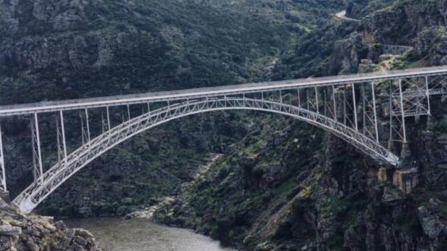 El viejo puente de Manzanal del Barco, cerrado al tráfico por deficiencias en su estructura