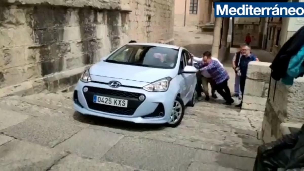 Un vehículo acaba atrapado en unas escaleras de Morella