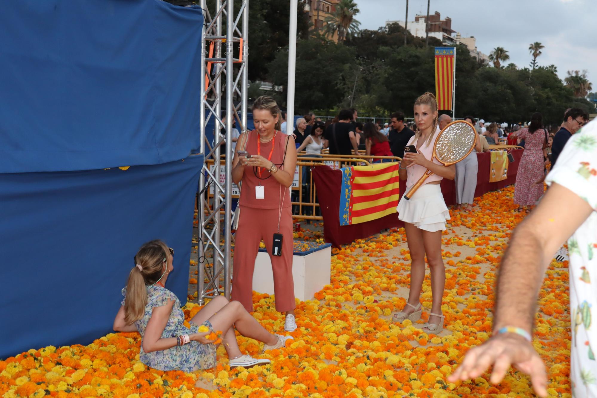 La "otra Batalla de Flores" al acabar el festejo