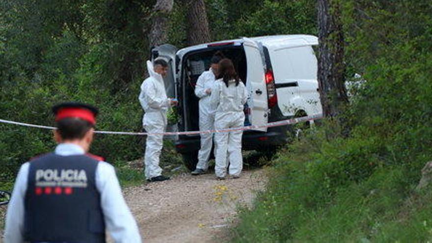 La policia científica equipant-se per accedir al lloc on es va trobar el cos, al costat del Pantà de Foix