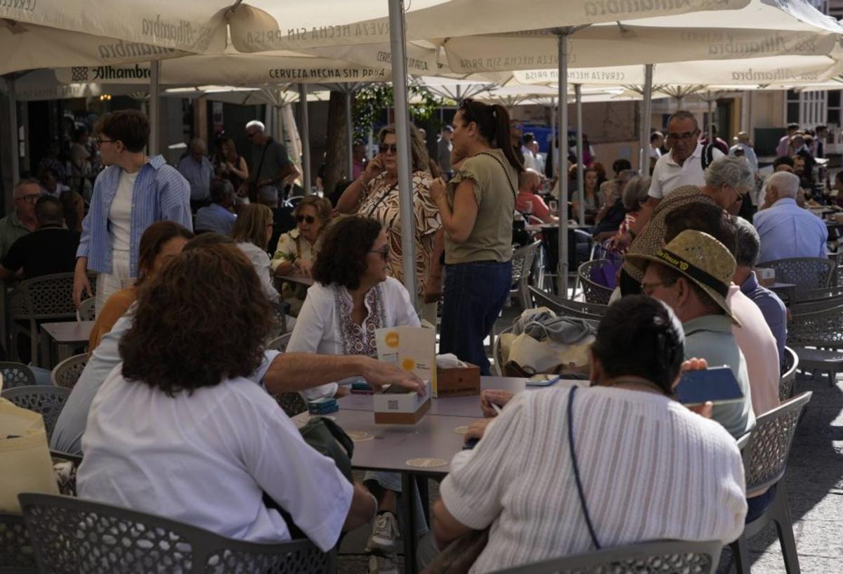Clientes en la terraza de un negocio de hostelería de Zamora.